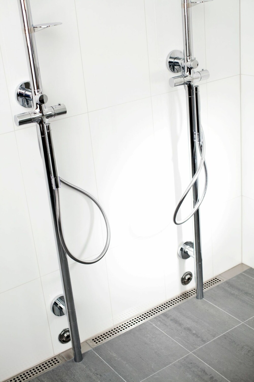 AVLANGE SLUK: Denne dusjen har sluk fra Unidrain. En slik løsning muliggjør bruken av store fliser på badet