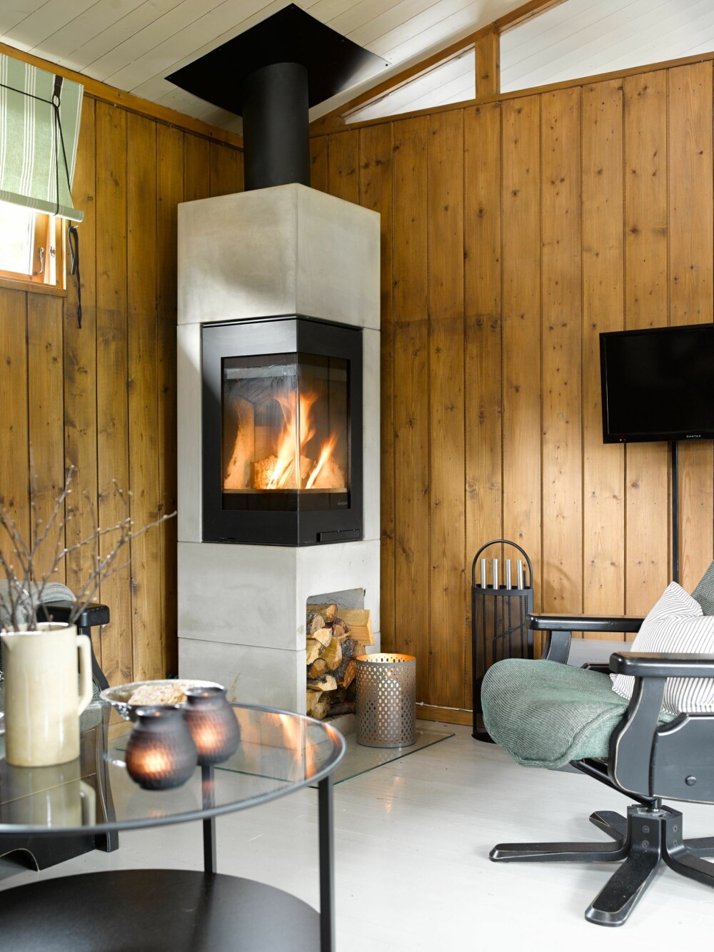MODERNE INNSLAG: Den nye, stramme peisen Odense fra Nordpeis gir både varme og et fint flammebilde i stuen.