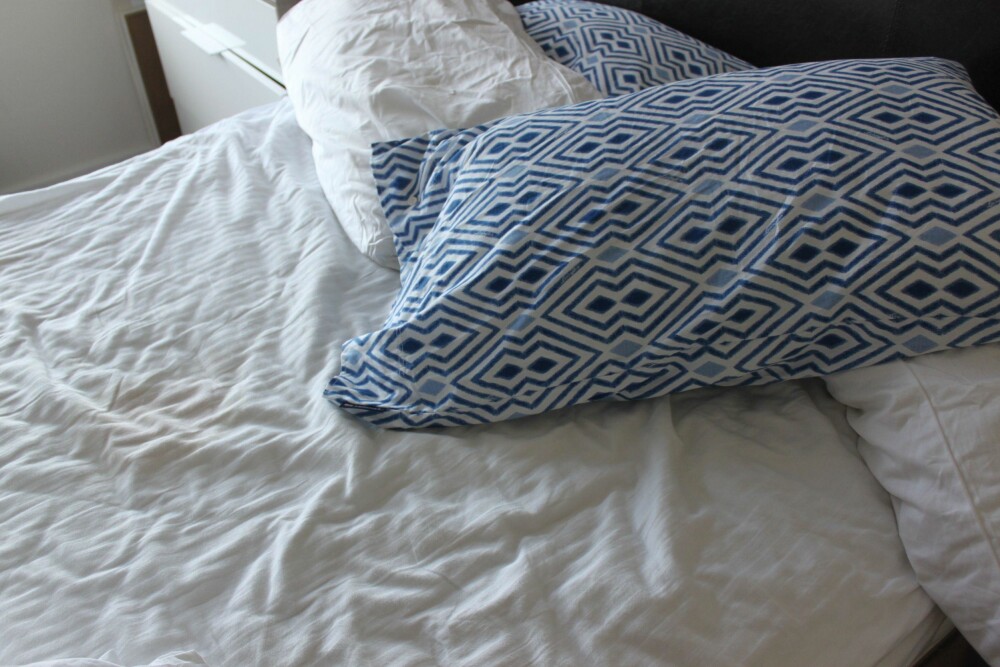 TETT PÅ: Både sengetøy og madrass er for undertøy å regne, mener ekspertene. Da sier det seg selv at du bør være nøye med rengjøring. FOTO: Trine Jensen