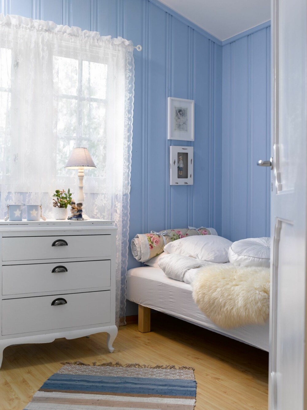 BABYBLÅTT: Blått kommer i mange nyanser. Lyseblått virker svalt og avslappende på soverommet.