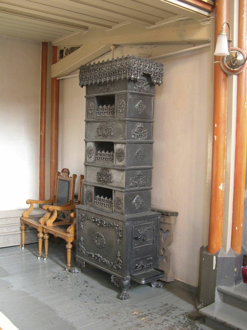 ETASJEOVN: Tidlig på 1700-tallet kom etasjeovnene, som skulle utnytte brenselet bedre.