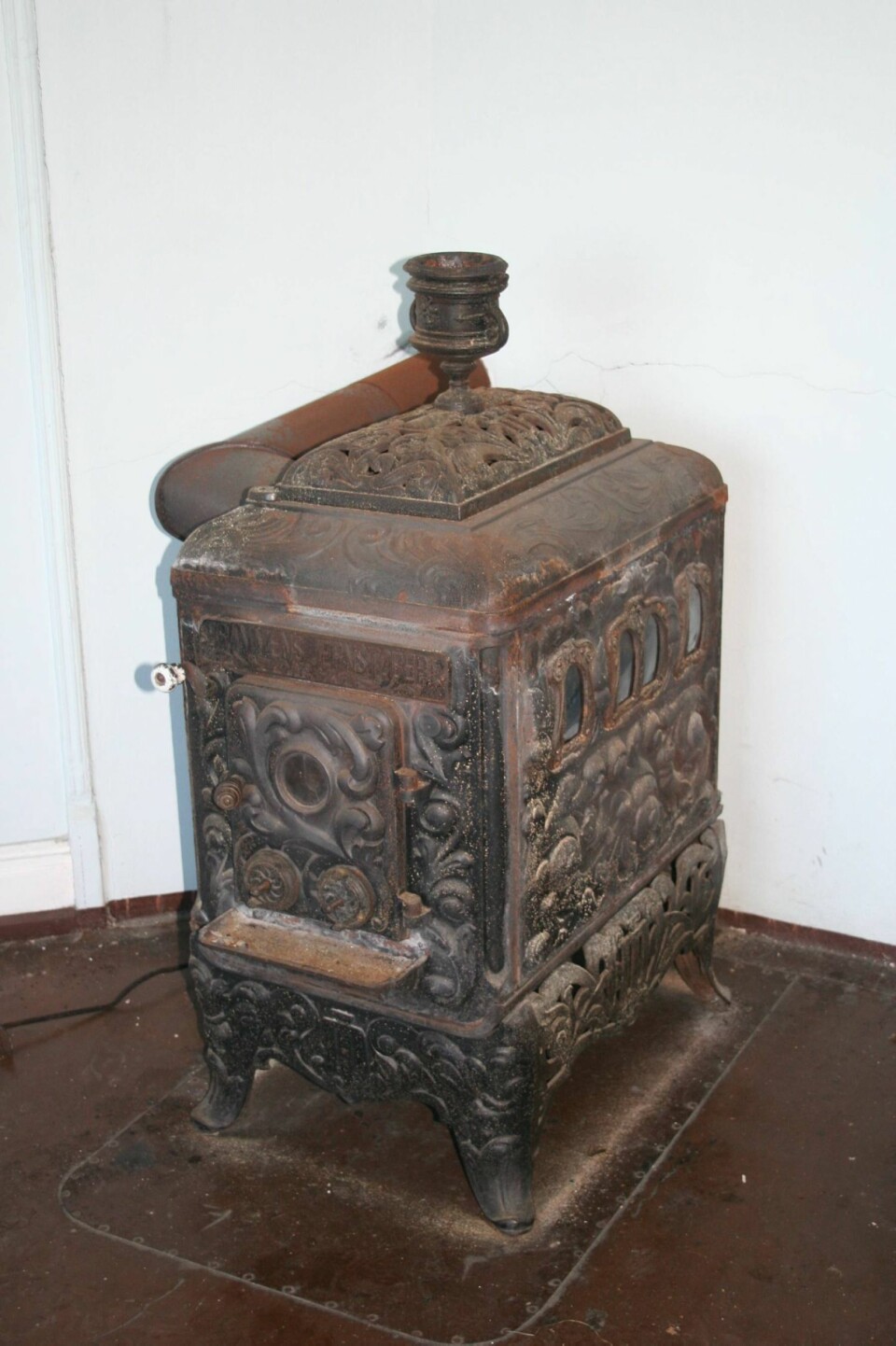 BJØRNOVN: Denne ovnen har sekundærforbrenning. Den har stått i en tidligere professorbolig og ble oppført i 1899.