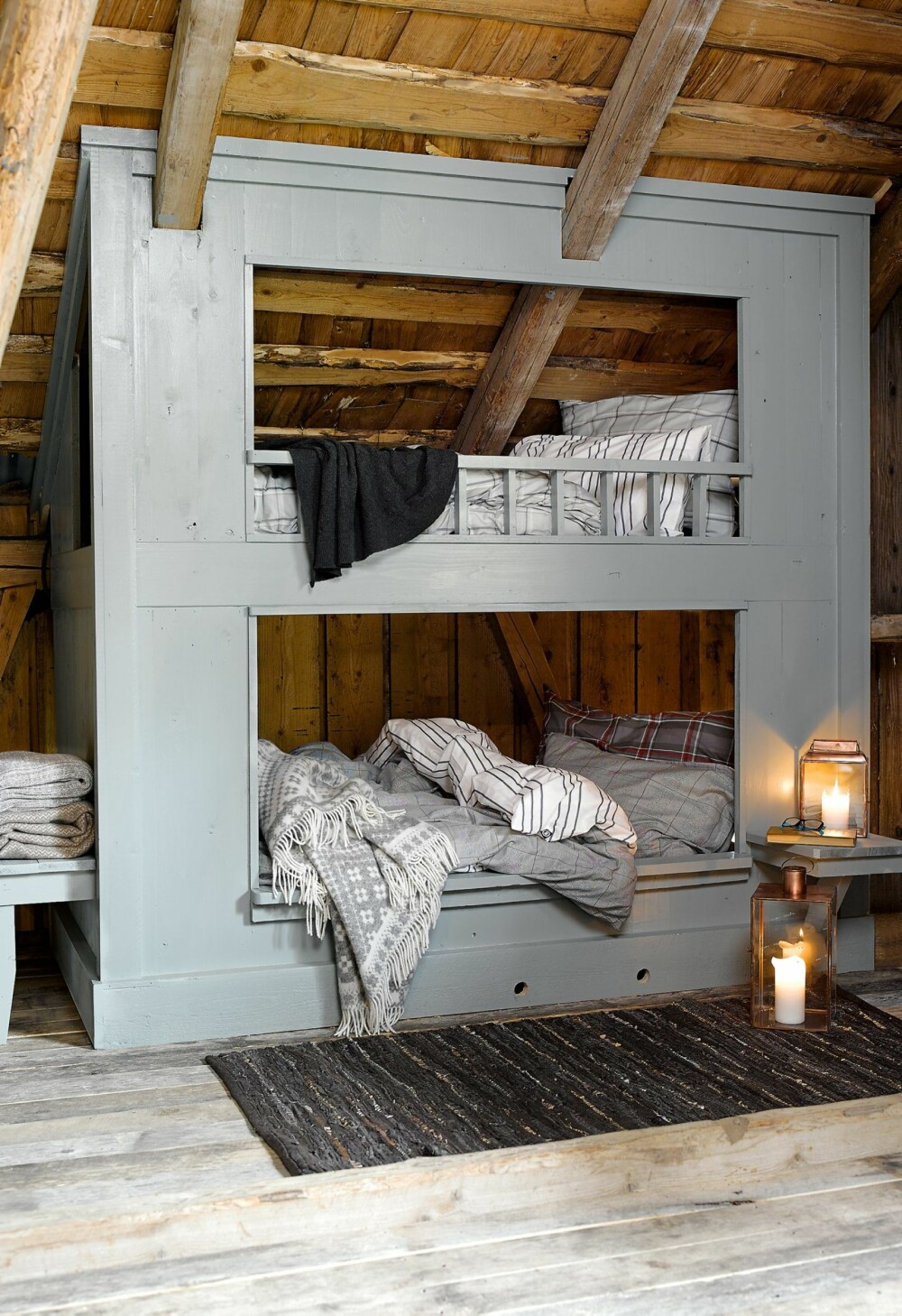 OASE: La sengen på hytta bli et varmt lite krypinn som du lengter etter å legge deg i.   Deilige tekstiler i lin, ull og flanell kan gi den rette stemningen og lune følelsen.