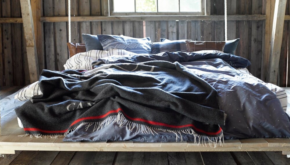 SØVNDYSSENDE SENG: Denne sengen er en krysning mellom en dobbeltseng og en hengekøye. La deg vugge i søvn.