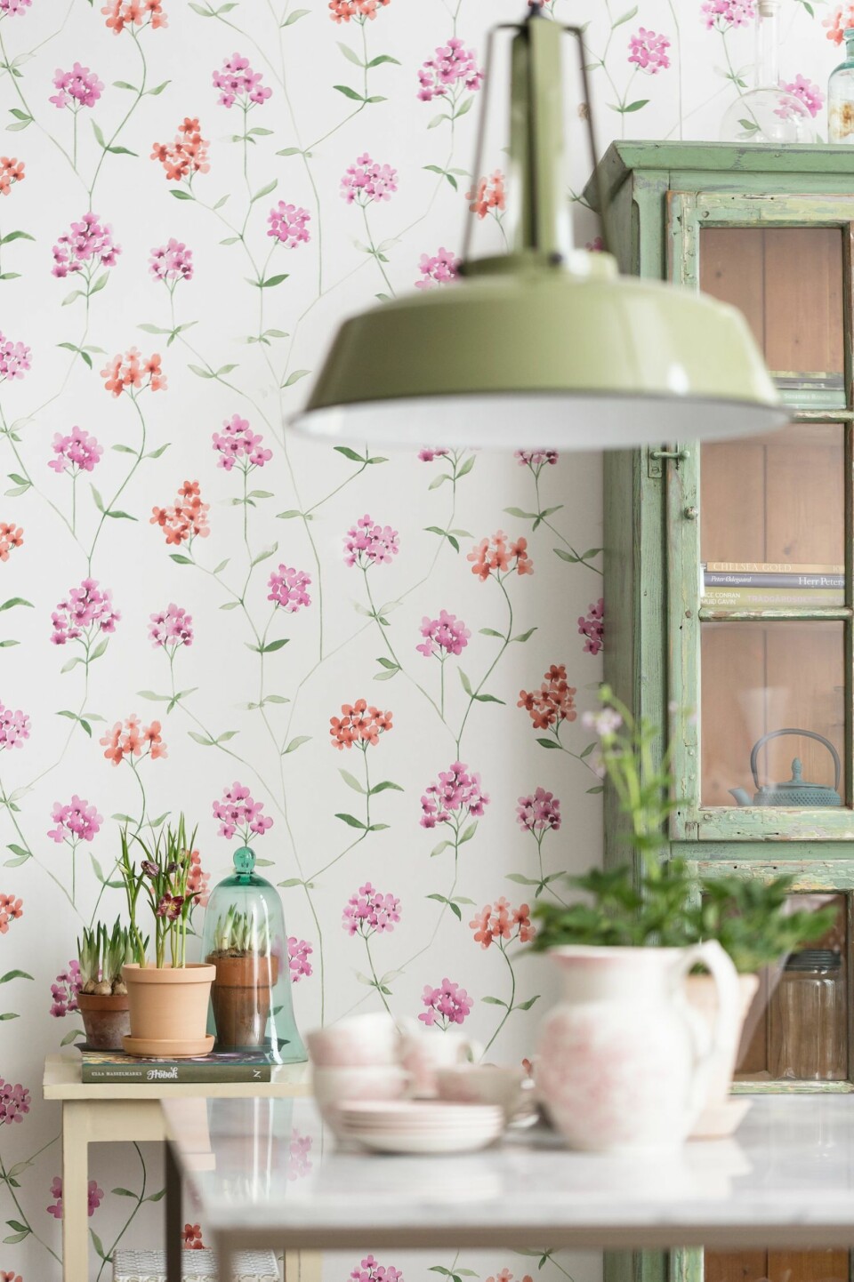 BLOMSTRENDE VEGGER: En av høstens store trender er blomstermotiv på veggen.
