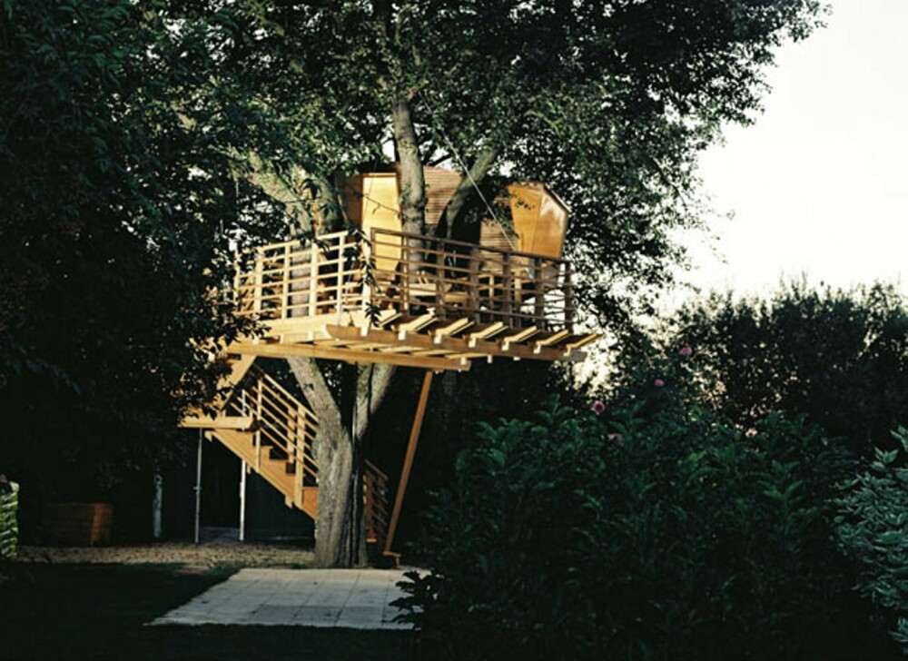 TRAPP: En tretrapp fører opp til hytta fra terrassen.