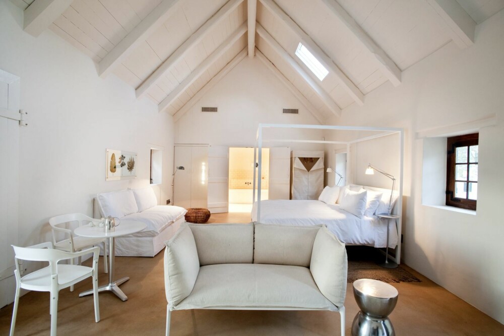 STILSIKKERT: Gervasoni-sofa, himmelseng, Anglepoise-lamper og delikat sengetøy. Moderne, men likevel hyggelig.