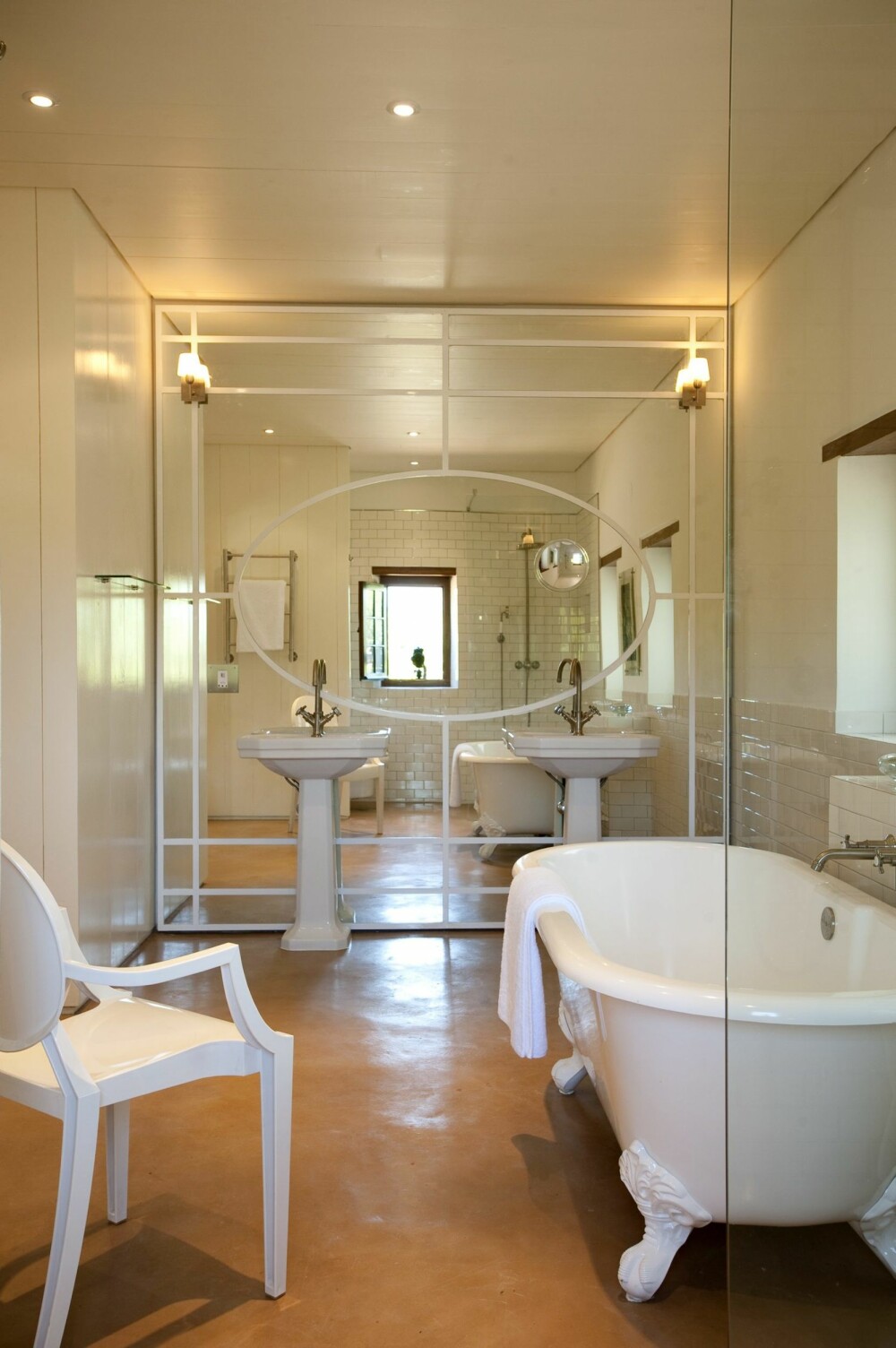 REN LUKSUS: Baderommene er hvite og klassiske med en speilvegg i art deco-stil.