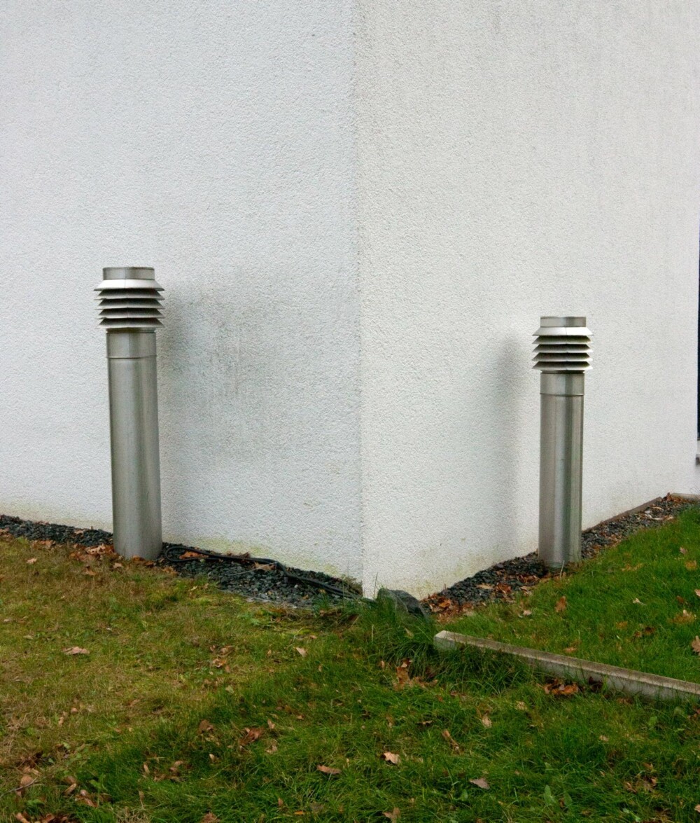 UT- OG INNLUFT: Ventilasjonsanlegget er sentralt i et passivhus, blant annet fordi huset er nesten tett. I dette huset har man løst innsug og utlufting på denne måten. UT- OG INNLUFT: Ventilasjonsanlegget er sentralt i et passivhus, blant annet fordi huset er nesten tett. I dette huset har man løst innsug og utlufting på denne måten.