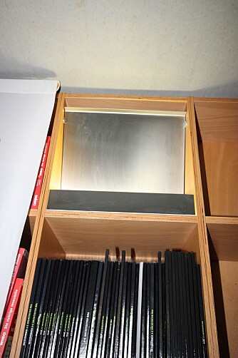 VENTILASJONSLØSNING: Det som ser ut som et lysarmatur er i prinsippet en ventilasjonsluke. Luften kommer ut i overkant av aluminiumsplaten. VENTILASJONSLØSNING: Det som ser ut som et lysarmatur er i prinsippet en ventilasjonsluke. Luften kommer ut i overkant av aluminiumsplaten.