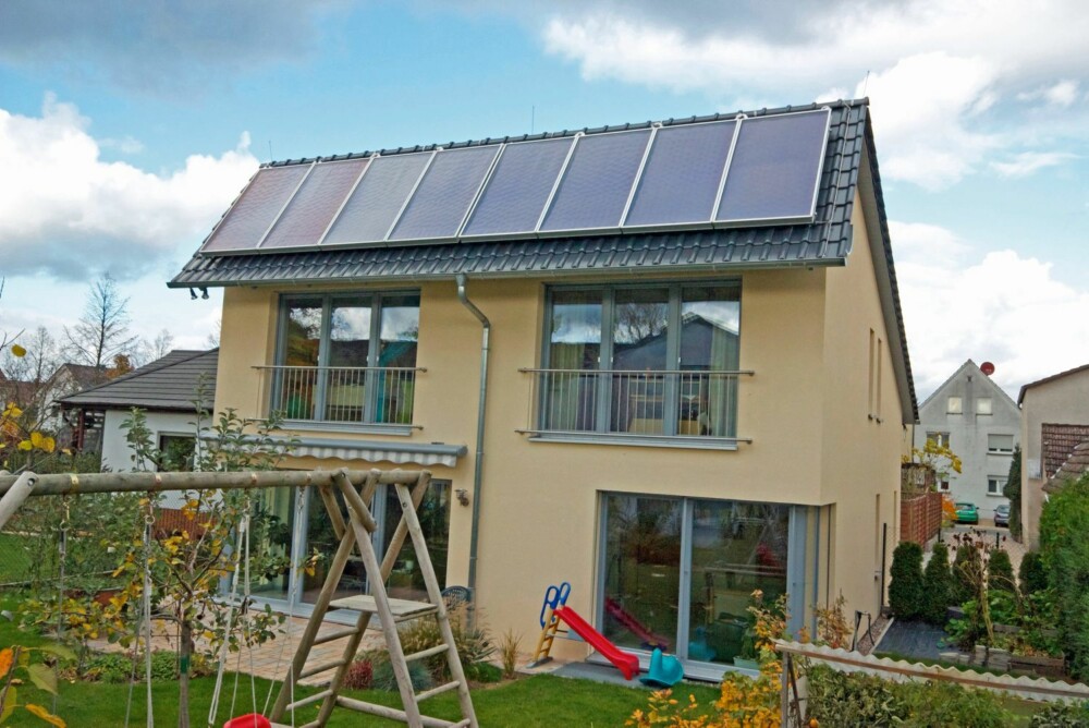 SOLFANGERE: På dette passivhuset har eieren installert solfangere (varmevekslere) på taket hvor varmtvannet sirkulerer. Bare om vinteren er det nødvendig å supplere vannoppvarmingen med annen energi, som i dette huset gjøres med varmepumper. SOLFANGERE: På dette passivhuset har eieren installert solfangere (varmevekslere) på taket hvor varmtvannet sirkulerer. Bare om vinteren er det nødvendig å supplere vannoppvarmingen med annen energi, som i dette huset gjøres med varmepumper.