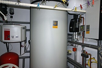 VANNMAGASIN: I dette passivhuset har eieren installert en varmtvannstank på 1000 liter. Ikke fordi det er så mange som bor i huset, men fordi vannet varmes ved hjelp av varmevekslere på taket og skal kunne magasineres i perioder hvor det er overskyet. VANNMAGASIN: I dette passivhuset har eieren installert en varmtvannstank på 1000 liter. Ikke fordi det er så mange som bor i huset, men fordi vannet varmes ved hjelp av varmevekslere på taket og skal kunne magasineres i perioder hvor det er overskyet.