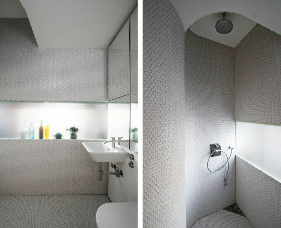 DAGSLYS PÅ BADET: Glassplaten over kjøkkenbenken sørger for at også det 2,1 kvm lille badet velsignes med dagslys. Himlingen over vasken er noe senket, mens dusjsonen (til venstre) har full takhøyde. Flisene fra Emaux de Briare er blant boligens få utskeielser.
INGEN SKARPE KANTER: Veggen til venstre er kurvet, som en slak s-form. Hadde den
vært bygget i rette vinkler, ville den spist for mye rom, mener Quentin.