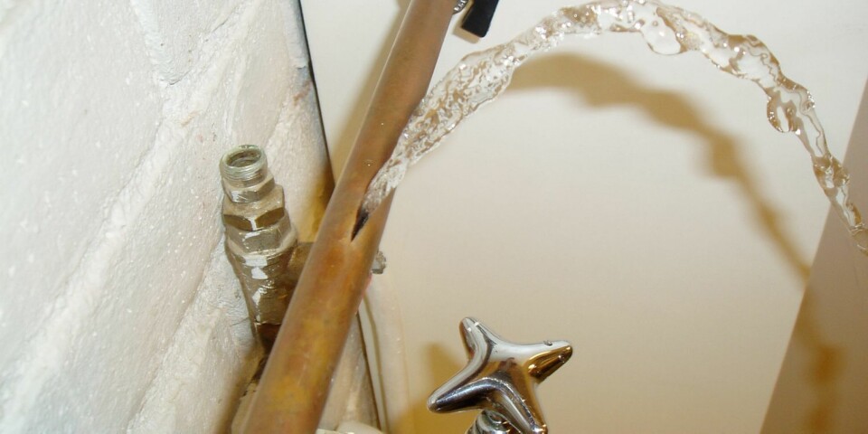 IKKE TETT: Vannlekkasje fra rør.