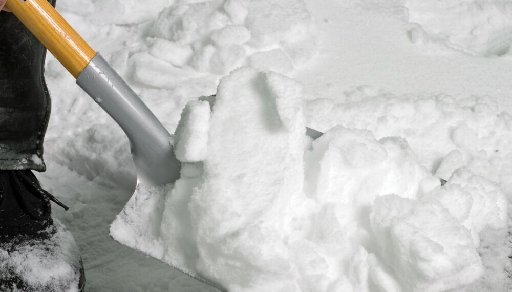 SNØSKUFFEPROBLEM: Ved null grader er det mange som erfarer at snøen fester seg til snøskuffen. Rådet er å sette den inn med et smøremiddel.