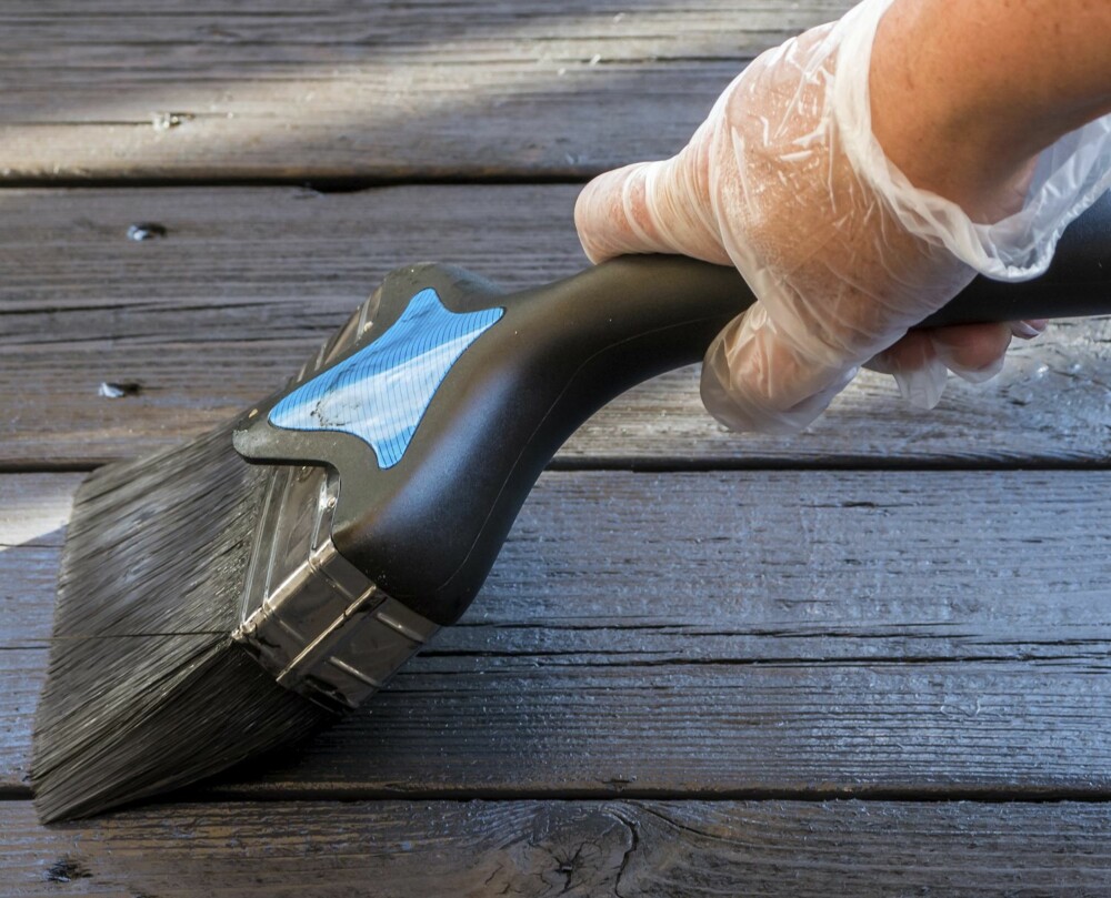 MYE Å HUSKE: Før du går i gang med beisingen, må du huske å både rense grundig, skrubbe og skylle terrassen.