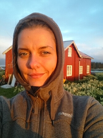PÅ HYTTA: Maren Fjordholm ble overrasket da hun skulle bytte vinduet på hytta.