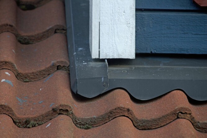 SJEKKPUNKT: Beslagene på taket bør også sjekkes jevnlig for rust eller andre skader.