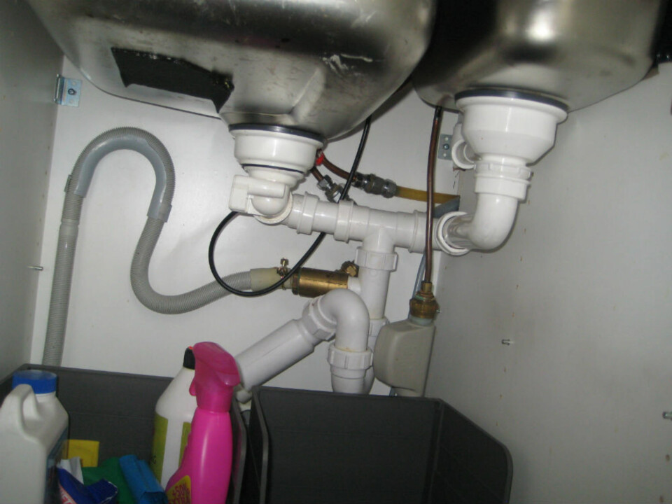 SLIK SKAL DET VÆRE: En ganske ryddig kjøkkenbenk hvor det er enkelt å rengjøre og demontere vannlåsen.