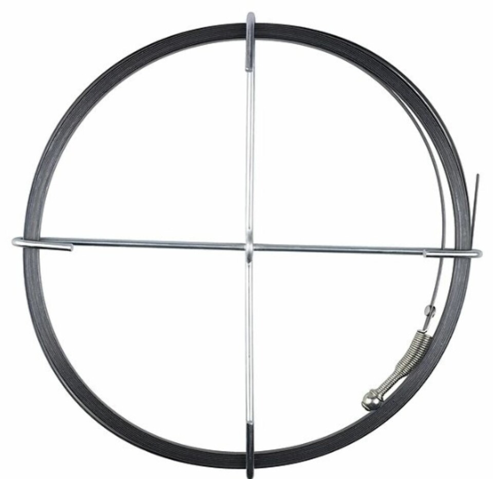 STAKEFJÆR: Denne stakefjæren kan føres inn i rør for å løsne opp fortetninger lenger inn i rørene.