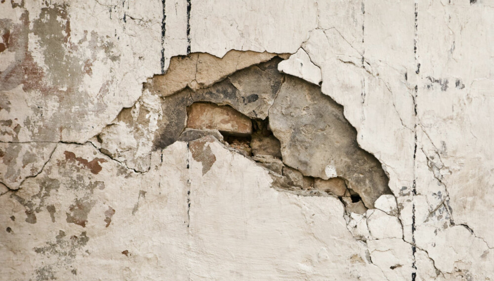 SPREKK I GRUNNMUR: Mange sprekker i grunnmuren kan du reparere på egenhånd.