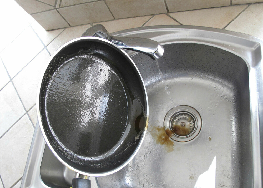 STEKEFETT: Å skylle ut stekefett i vasken kan føre til at fettet legger seg på innsiden av rørene og på sikt fører til propp.