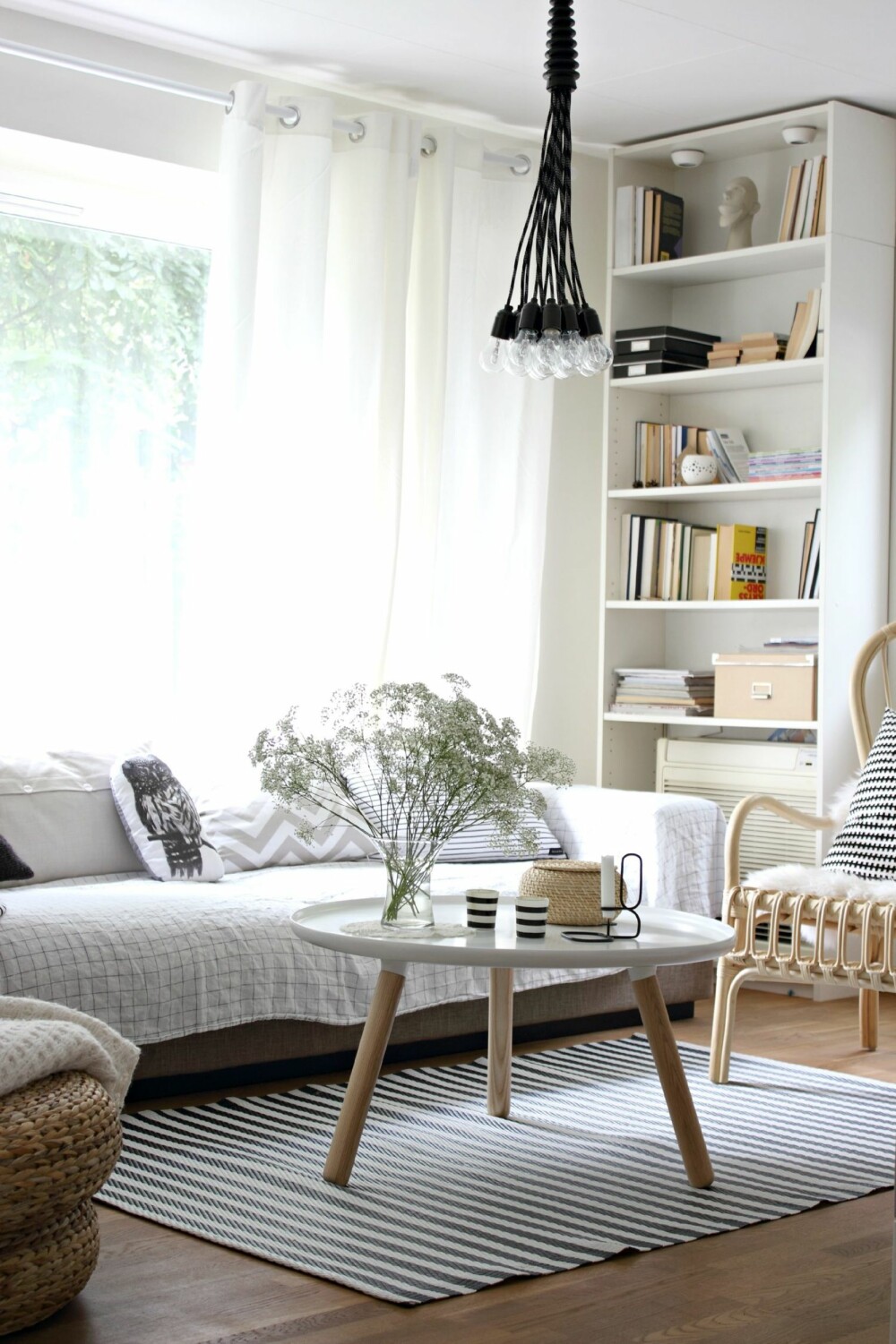 EN PALETT: Blogger Penelope Home sin stue er preget av dempede jordfarger, grått, hvitt og sort. Hun liker å holde seg til en fargepalett.