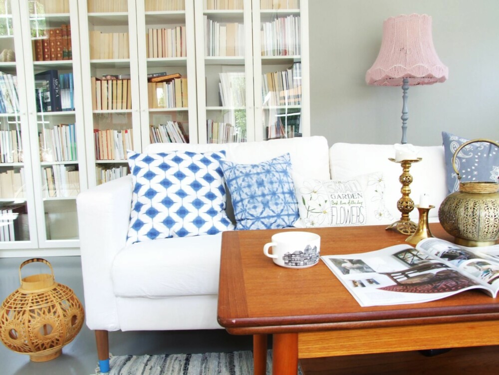 BRUKSVENNLIG: Et hvitt laken over sofaen og grått gulv gjør stuen til blogger Eventyret ved bekken bruks- og barnevennlig.