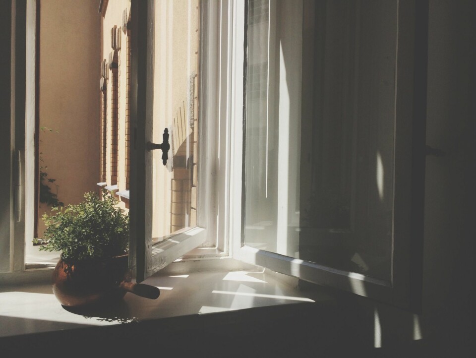 LUFT: Pass på at det kommer nok luft inn i huset, slik at ovnen får nok luft til forbrenningen.