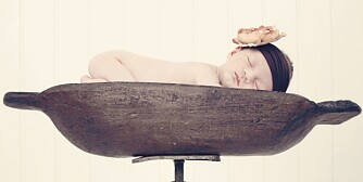 BABYFOTO: Babyen sover tungt de første to ukene etter fødselen. Ta bildene da, råder fotografene.
