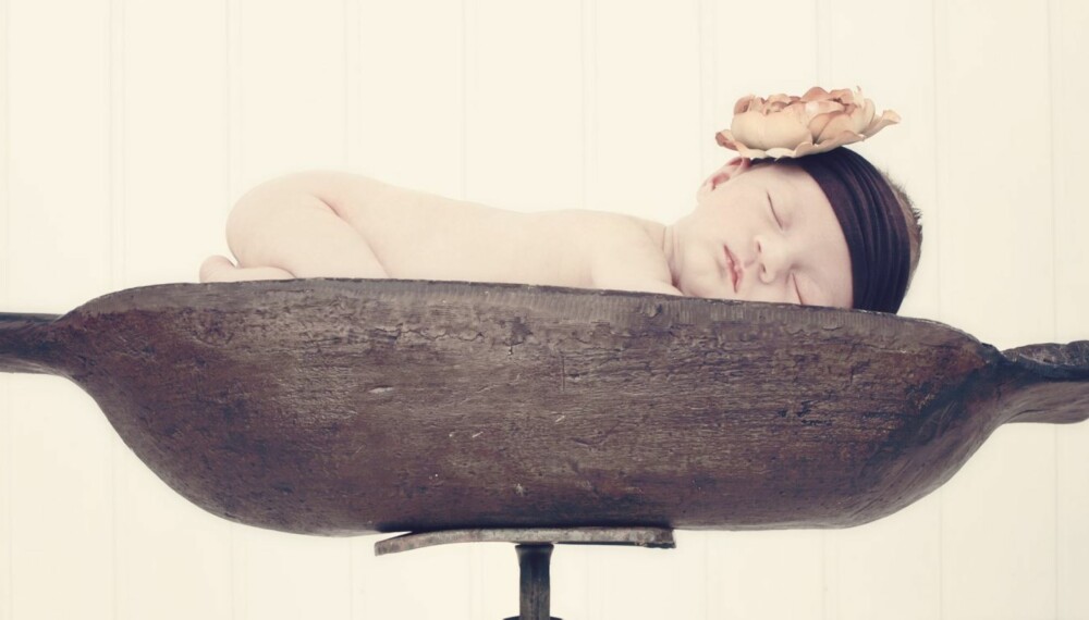 BABYFOTO: Babyen sover tungt de første to ukene etter fødselen. Ta bildene da, råder fotografene.