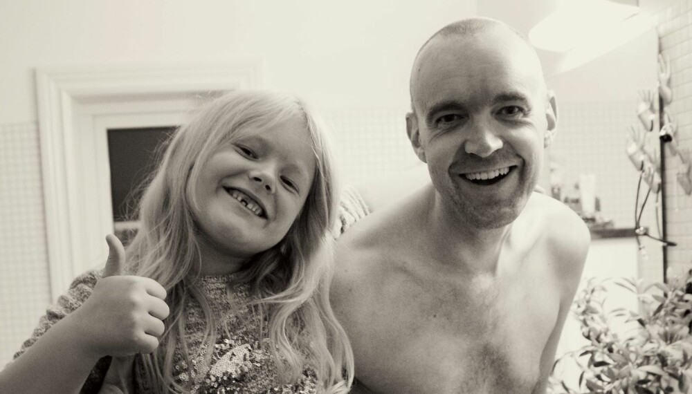 PAPPA OG ERLE: Erle var sju år da pappa fikk kreft. Hun fikk hjelpe ham med å klippe håret. Foto: Jorunn Tharaldsen.