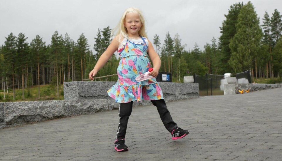OPPREIST: Helena (6) fikk begge beina ødelagt da en gryte kokende grøt veltet over henne. Men pågangsmotet har hun!