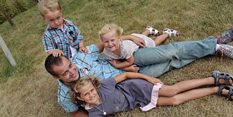 ALENEPAPPA: Øystein Hauger Brogård sammen med barna Amalie (8), Nikolai og Mathilde (3).  Han mistet sin kone, og barna mammaen sin, i kreft, etter en tøff sykdomsperiode i fjor høst.