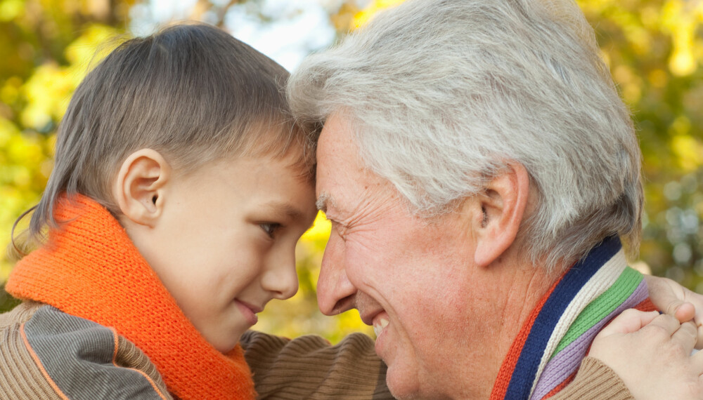 SER BARE SINE EGNE: Når bestefar har fått egne barn samtidig som han får barnebarn, og kun har øyne for sine egne, kan det være vanskelig for resten av familien.