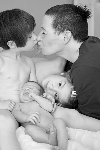 HELT NATURLIG: Trebarnsmor Terezija Benasic synes det er helt naturlig å kysse ungene på munnen.
