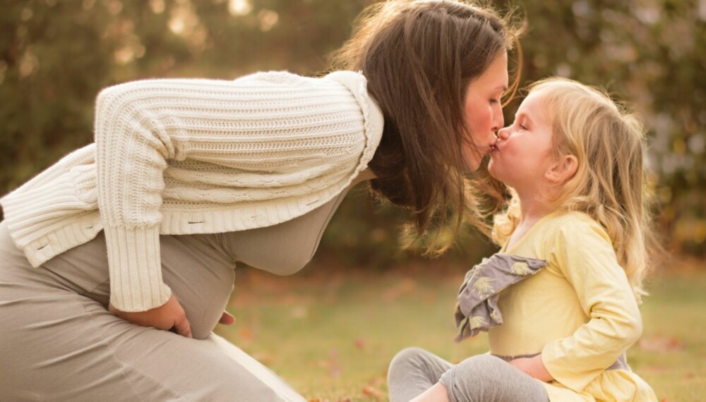 KJÆRTEGN: Å kysse barna på munnen blir stadig mer vanlig. Men er det egentlig så naturlig?