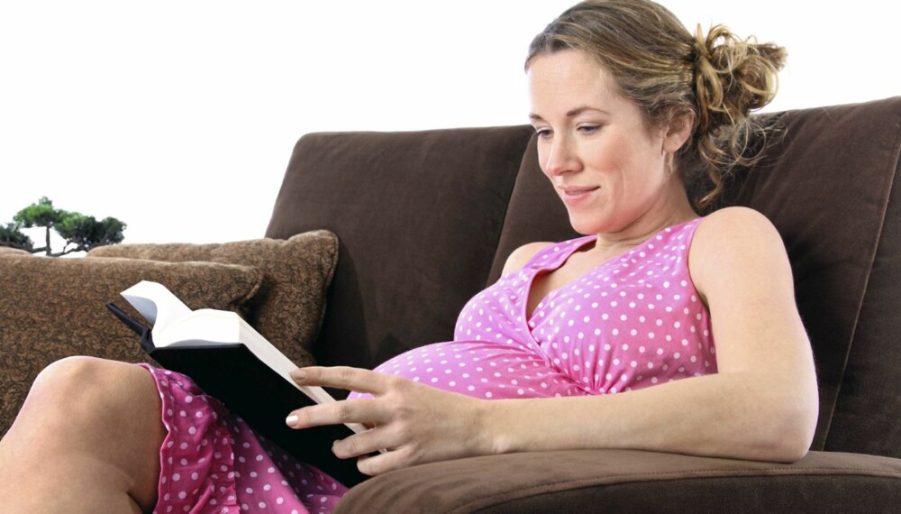 BØKER FOR GRAVIDE: Vi har funnet ti bøker som kan gi deg inspirasjon i gravididteten.