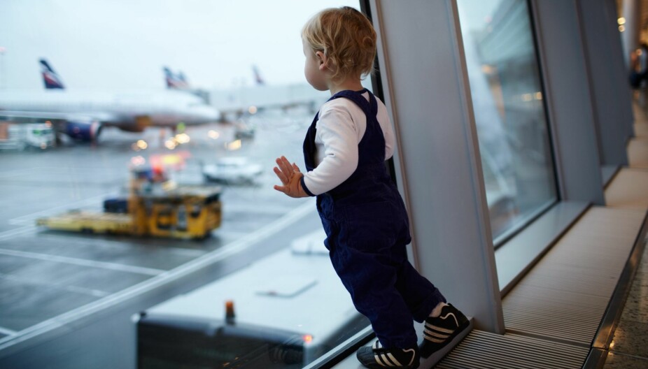 FLY MED BABY: Skal du fly med barn? Her får du oversikt over baby- og barnemat på fly, bilsete på fly, flyebaby og priser til barn på fly.