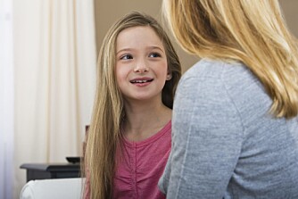 TA PRATEN: - Å snakke med barnet om gruppepress og det å føle seg utenfor hvis hun ikke blir med på ting hun vet er galt, kan være forebyggende når en presset situasjon oppstår, sier barnepsykolog.