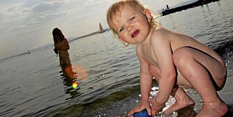 BARN OG BADING: Du bør ikke bade babyen og de minste barna når det er under 20 grader i sjøen, mener jordmor Siri von Krogh.