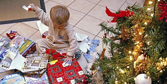 JULEGAVER: De fleste norske barn får svært mange julegaver. Blir det for mange gaver, så spar gjerne noen til romjula, tipser psykolog.