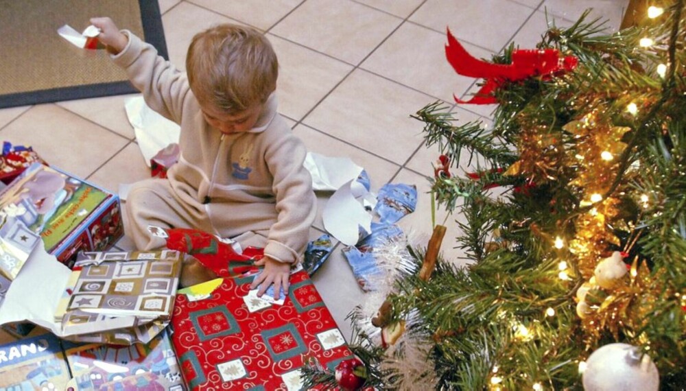 JULEGAVER: De fleste norske barn får svært mange julegaver. Blir det for mange gaver, så spar gjerne noen til romjula, tipser psykolog.