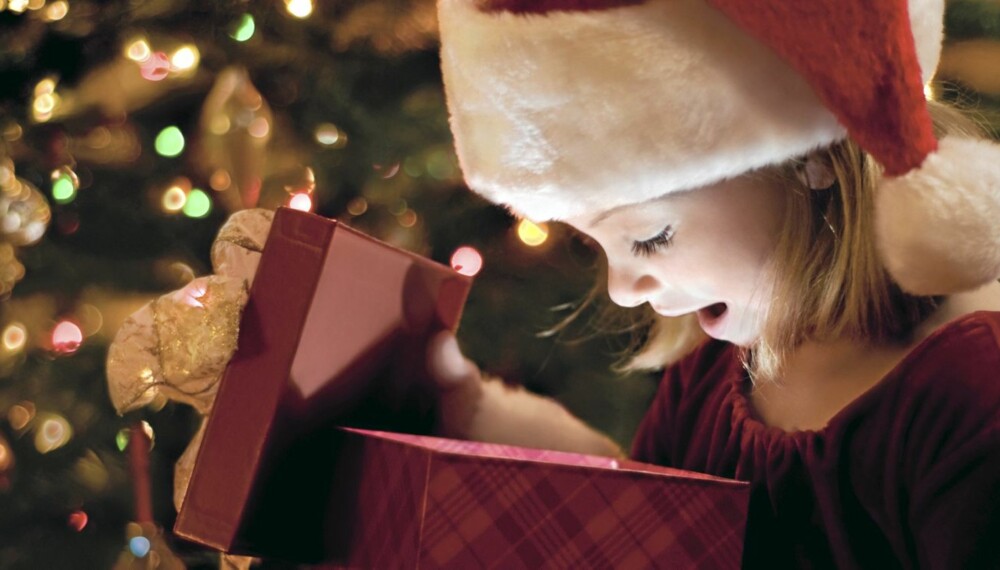 GAVER:Folk er uenige om barna skal måtte pine seg igjennom juemiddagen før gavene.
