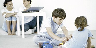MED PÅ LEKEN: Barn kan lære seg å leke alene uten at foreldre alltid er med.