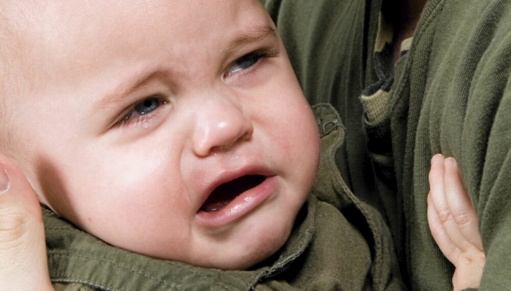 GRÅTER AV SMERTE: Hvis barnet er skadet, vil det skrike når du berører det skadde området.