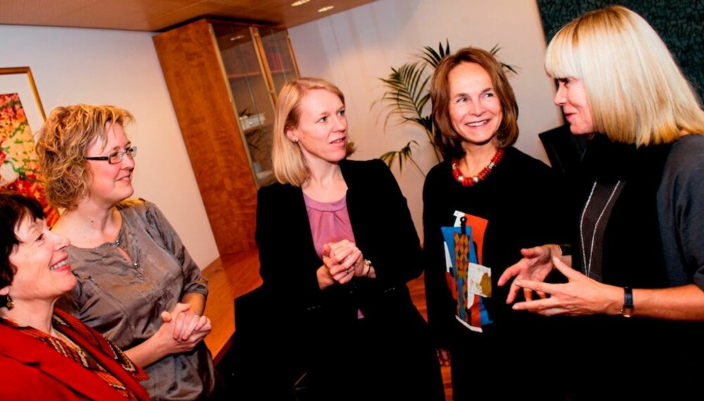 EGET MØTE: Barne- og likestillingsminister Anniken Huitfeldt (i midten) får råd av forskere om hva som må til for at norske par skal få flere barn: Seniorforsker Marit Rønsen (f.v.) og forsker Trude Lappegård i SSB, fødselslege og ammeekspert Gro Nylander og professor i sosiologi Elin Kvande ved NTNU. EGET MØTE: Barne- og likestillingsminister Anniken Huitfeldt (i midten) får råd av forskere om hva som må til for at norske par skal få flere barn: Seniorforsker Marit Rønsen (f.v.) og forsker Trude Lappegård i SSB, fødselslege og ammeekspert Gro Nylander og professor i sosiologi Elin Kvande ved NTNU.