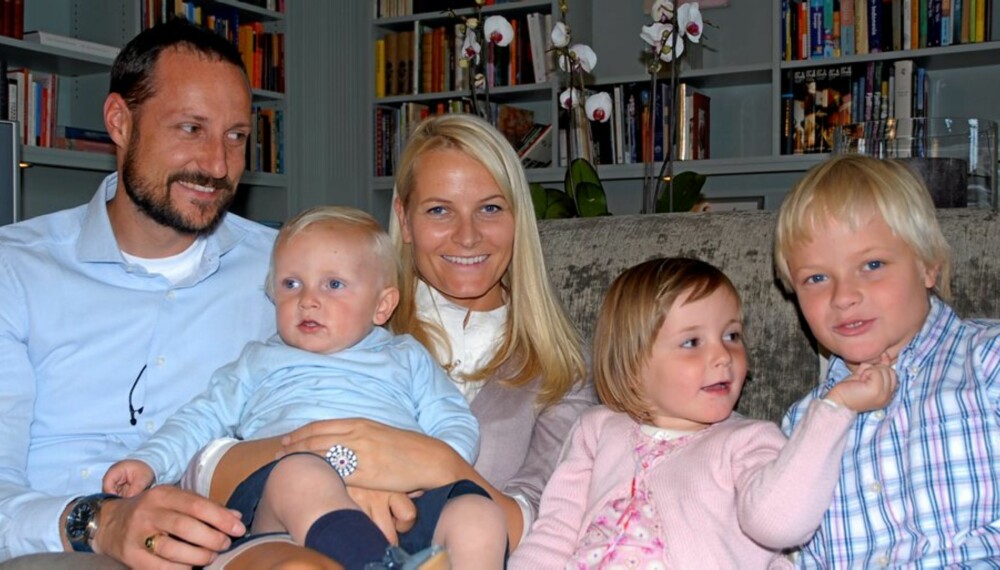 STOR FAMILIE: Kronprinsesse Mette- Marit fikk sitt første barn i perfekt alder, men har også fått to etter hun fylte 30. Her sammen med  kronprins Haakon, prins Sverre Magnus , prinsesse Ingrid Alexandra og Marius Borg Høiby.
