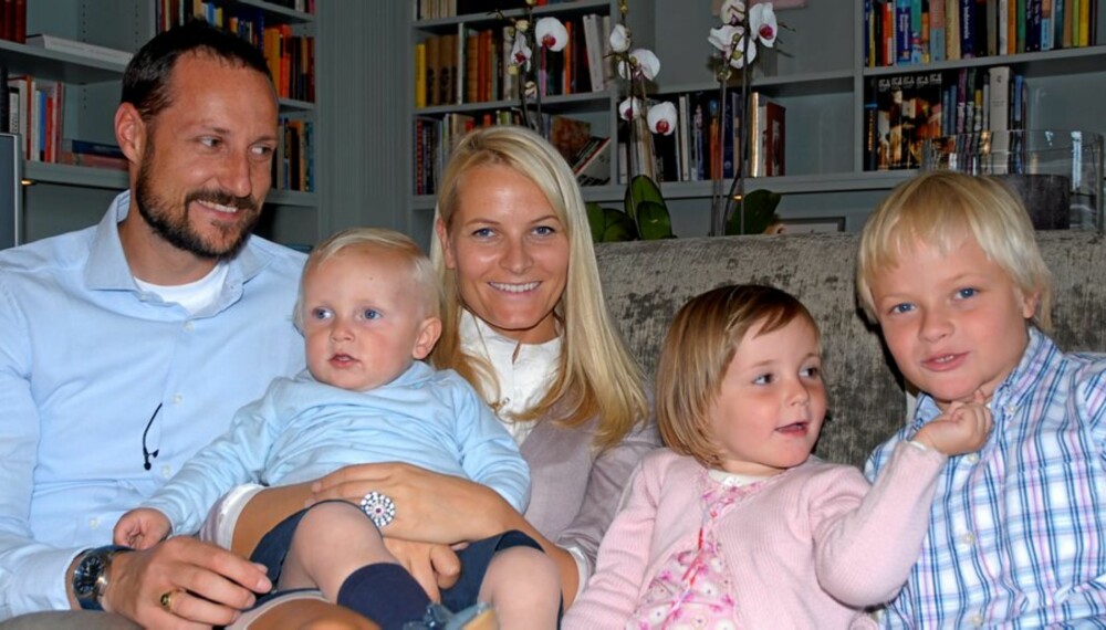 STOR FAMILIE: Kronprinsesse Mette- Marit fikk sitt første barn i perfekt alder, men har også fått to etter hun fylte 30. Her sammen med kronprins Haakon, prins Sverre Magnus , prinsesse Ingrid Alexandra og Marius Borg Høiby. STOR FAMILIE: Kronprinsesse Mette- Marit fikk sitt første barn i perfekt alder, men har også fått to etter hun fylte 30. Her sammen med kronprins Haakon, prins Sverre Magnus , prinsesse Ingrid Alexandra og Marius Borg Høiby.