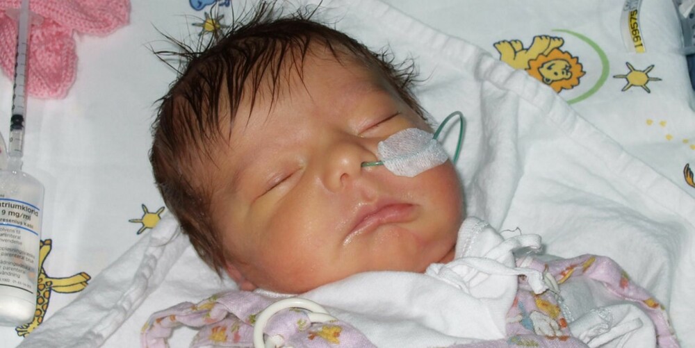 NYFØDT: Bare noen timer etter fødselen sendte mamma Cecilie bekymringsmelding til sykehuslegene. Hun hadde født barn før og skjønte at noe var galt med Tuva. NYFØDT: Bare noen timer etter fødselen sendte mamma Cecilie bekymringsmelding til sykehuslegene. Hun hadde født barn før og skjønte at noe var galt med Tuva.